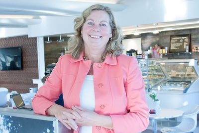 Konsernsjef Berit Svendsen i Telenor Norge sier i denne kommentaren at Telenor deler Riksrevisjonens bekymring, og ønsker å bidra til å få digitalisert kommunene.