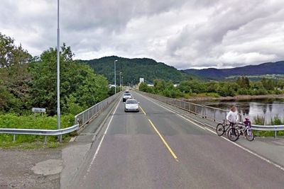 Fortauene på Bårdhaugbrua er så smale at to sykler ikke kan trilles ved siden av hverandre. De to til høyre gleder seg nok til august. (Foto: Google).