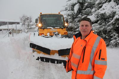 Jan Helge Havnen i Molde kommune holder det gående både sent og tidlig for å holde gatene i Molde åpne. (Foto: Kjell Herskedal).