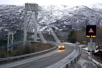 Det automatiske vindvarslingssystemet på Skjombrua i Narvik skal føre til kortere stengetid ved dårlig vær. 