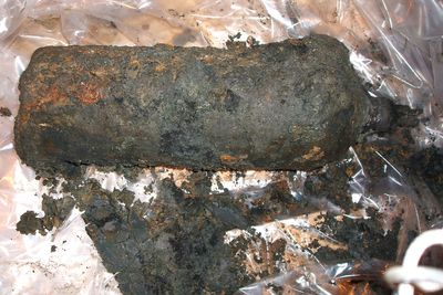 Kystverket har funnet sju tomme kvikksølvbeholdere rundt vraket. Beholderen på bildet er fra tidligere undersøkelser.