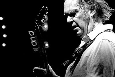 Neil Young protesterer mot oljesandutvinning. 
