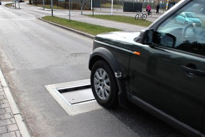 En bil kjører over en radarstyrt fallempe i Linköping i Sverige - hjemstedet til produsenten av systemet.