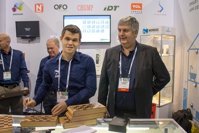 På CES: Smil til Teknisk Ukeblad, Magnus! 
Magnus Carlsen besøkte sin sponsor Nordic Semiconductor på CES.