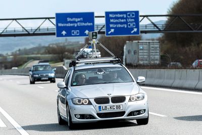 BMW, Audi og andre har lenge testet ut førerløse biler i samarbeid med Bosch. Sensoren på taket er en lasersensor som arbeider uavhengig av de andre kamera og radarsystemene. Det betyr at det ene systemet kan overta for det andre om det skulle skje en teknisk svikt. (Illustrasjonsfotoet er fra Tyskland).