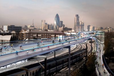 En fremtidsvisjon om opphøyde sykkelveier over Londons toglinjer vil ha en prislapp på over to millarder norske kroner. Illustrasjonen indikerer romslige flerfelts sykkelveier over toglinjene.