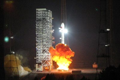 Her blir den sjette navigasjonssaellitten i Beidou-programmet skutt opp fra oppskytningsrampen ved Xichang i Kina.