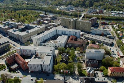 St. Olavs Hospital i Trondheim trekkes ofte frem som et kroneksempel på vellykket bruk av samspillkontrakt. I de deler av prosjekter der samspill ble benyttet ble garantikostnadene redusert med 55 prosent/m2, skadetallene gikk ned med 60 prosent og byggekostnadene ble redusert med 3.4 prosent. Tallene er fra artikkel publisert i Lean construction journal i 2012.