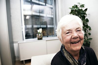 Astrid Nøklebye Heiberg (77) mener at mange som må pensjoneres mister sin identitet og risikerer depresjon på grunn av pensjonering.