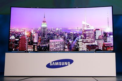 Stort og bredt fra Samsung: Ikke mange timer etter LG lanserte også Samsung en 105 tommer stor buet UHD-TV i 21:9-format. 