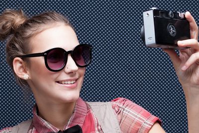 Sjeldnere og sjeldnere: Selvportretter, eller selfies, tas stort sett med mobilen i dag. Det får store konsekvenser for produsentene.  