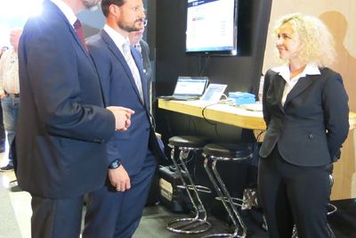 Staselig: Linn Cecilie Moholt fikk  besøk av både kronprins Haakon og daværende næringsminister Trond Giske på en stand i fjor.  