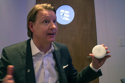 Se så liten: Sjefen for telecomgiganten Ericsson, Hans Vestberg, er svært fornøyd med selskapets nye innovasjon Radio Dot System, som han tror er løsningen for moderne bygninger med dårlig dekning innendørs. 