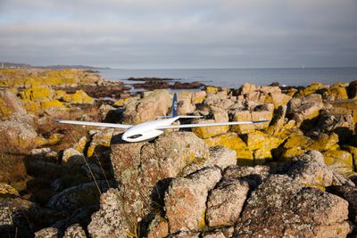  Lett: Den flyvende dronen veier i underkant av to kilo og kan fly opptil tre timer før den må lades. 