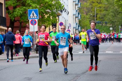 Farlig: Her kommer deltagere i Holmenkoll-stafetten løpende tidligere i år. Det brukes nanosølv i sportsutstyr og det kan vise seg å være skadelig for cellene våre.  