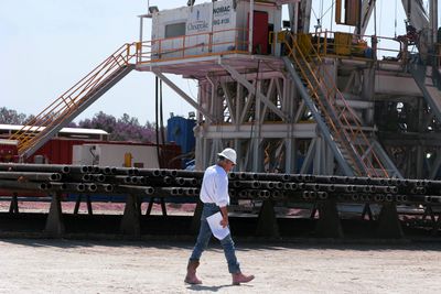 Omstridt: Her er en oljearbeider avbildet på et oljesandfelt i nærheten av Crystal City i Texas. Kongressen vil ha en omstridt oljerørledning fra Texas til Canada. 