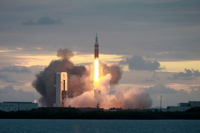  Her tar raketten Delta IV Heavy av med romkapselen Orion flybasen Cape Canaveral. 