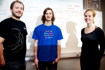 Ørjan Olsen (til venstre), Kim-Robert Sommerseth og Else-Marie Prytz mener det er en gavepakke at de får muligheten til å ta ingeniørstudier på Svalbard. Lærer Frode Benjaminsen, som underviser fra Narvik, kan skimtes oppe til høyre.