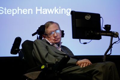 FORKLARTE: Her er professor Stephen Hawking under pressekonferansen hvor det nye systemet ble forklart.  