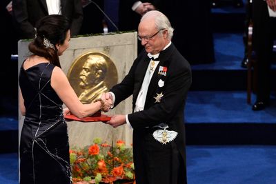  May-Britt Moser mottar Nobelprisen i medisin fra kong Carl Gustaf i Stockholm.
