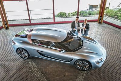 Godkjent: Nanoflowcells konseptbil, Quant e-sportlimousine har nå blitt godkjent for kjøring i Eurpa og har fått skilter. På bildet ses styreformann Jens-Peter Ellermann (til høyre) og teknisk direktør Nunzia La Vecchia.