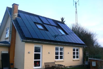 I 2015 ble det installert totalt 2,45 MW solceller i Norge, ti prosent mer enn året før. Den største økningen kom på eneboliger. 