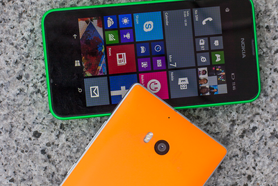 Lekker på baksiden: Selv om den nye toppmodellen Nokia Lumia 930 er laget av aluminium har den et bakdelsel av polykarbonat og kommer i mange farger. Billige Lumia minner litt om en iPhone 5C med plast helt rundt, men koster brøkdelen.  