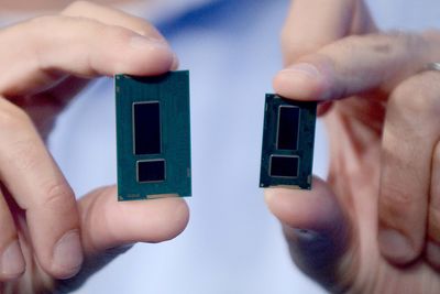 Intels nye Broadwell-prosessor (t.h) er den første som er tilvirket med 14 nm produksjonsteknikk. 