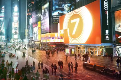 Prosjektleder Claire Fellman i Snøhetta ønsker å speile ulike faser i Times Squares historie når hun nå redesigner plassen: – Vi vil å ta vare på det robuste, industrielle preget og neonlysene som kjennetegner Broadway-kulturen. Samtidig skal infrastrukturen forbedres kraftig, sier hun. 