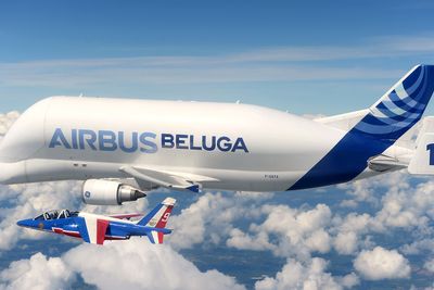 Et av Patrouille de Frances Alphajet sammen med Airbus Beluga over Toulouse. 