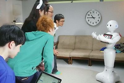 Pepper forstår følelser og lærer av interaksjon med mennesker, ifølge selskapet bak roboten. 