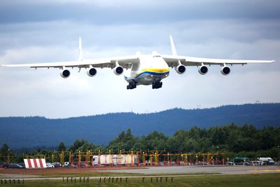 Torsdag morgen landet verdens største fly, Antonov AN-225 Mrija, på Gardermoen. Det fraktet med seg 150 tonn last for Forsvaret. 