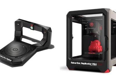 Makerbot lager noen av de rimeligste og mest populære 3D-skannerne og 3D-printerne i markedet.Til venstre har vi MakerBot Digitizer, som skanner objekter på den roterende platen og lager en 3D-modell av den i programvaren på PC-en, som siden kan benyttes til å duplisere enheten i 3D-printeren til høyre, MakerBot Replicator Mini. 