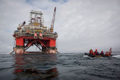 Transocean Spitsbergen ble bordet av aktivister fra Greenpeace, da riggen var på vei til Hoop-området i Barentshavet. Nå er riggen på plass og Statoil har startet boringen av letebrønnen Apollo. 