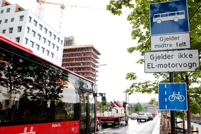 Elbilene får ikke kjøre i kollektivfeltene i Bjørvika, i et forsøk på å bedre fremkommeligheten for busser i området. Mellom 50 og 80 busser i timen kjører Dronning Eufemias gate. 