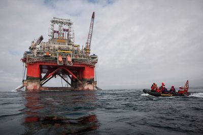 Transocean Spitsbergen holder nå på å bore i Atlantis-prospektet i Hoop-området. Greenpeace aksjonerte tidligere i sommer mot riggen før den skulle bore i Apollo-prospektet like ved, som viste seg å være tørt.