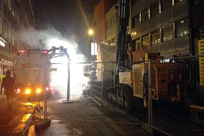 Den 12. februar 2014 gravde en entreprenør over en fjernvarmeledning i Akersgata i Oslo. Fjernvarmehavariet fører nå til at Hafslund Varme må sette i gang et omfattende og vanskelig kontrollarbeide av usikre sveiseskjøter i fjernvarmenettet. 