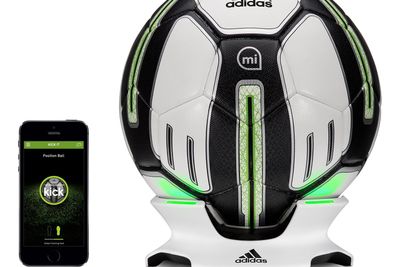 Hightech fotball: Adidas nye miCoach fotball, med medfølgende lader og app tilgjengelig på Appstore, lvoer å forbedre dine forballprestasjoner 