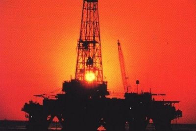 ILLUSTRASJONSFOTO: EXXONOljeinstallasjon borerigg oljerigg oljeplattform solnedgang Esso Exxon