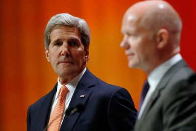 USAs utenriksminister John Kerry (t.v.), her sammen med sin britiske kollega William Hague, sier USA vurderer å gjenoppta forbindelsen med erkefiende Iran for å finne ut av hvordan man kan få løst krisen i Irak. 