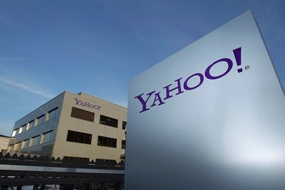 Internettgiganten Yahoo reagerer med vantro og sinne på at millioner av bilder som deres kunder har tatt med sine web-kameraer, ble samlet inn av den britiske etterretningsorganisasjonen  
