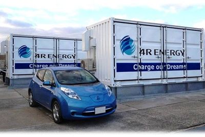 Brukte litiumionebatterier fra Nissan Leaf gjenbrukes nå til å lagre energi fra en solpark i Japan. 