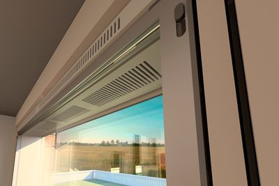 Luften suges inn i bunnen av vinduet og varmes opp før den slippes inn i rommet fra toppen av vinduet.