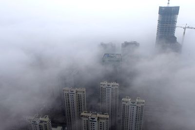  Bygninger lå innhyllet i tykk smog i millionbyen Qingdao onsdag. 