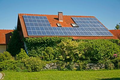 Lovforslaget fra den svenske flertallsregjeringen går ut på å gi skattefradfrag på 60 svenske øre per kilowattime, for opptil 30.000 kilowatttimer for mikroproduksjon av strøm.