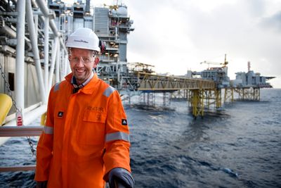 Olje- og energiminister Tord Lien får kritikk for å stole for mye på operatørenes beregninger på Utsirahøyden. Her er han på Ekofisk. 