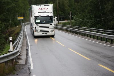 Mend det danske Vejdirektoratet øker fartsgrensen for å bedre trafikksikkerheten langs danske landeveier, mener det norske Vegdirektoratet økt fart øker ulykkesrisikoen betraktelig. 