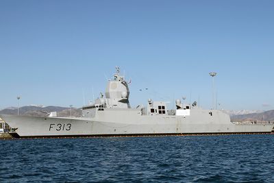 Fregatten KNM Helge Ingstad, her ankret opp på Kypros, deltar i operasjonen med å frakte kjemiske stridsmidler ut av Syria. 