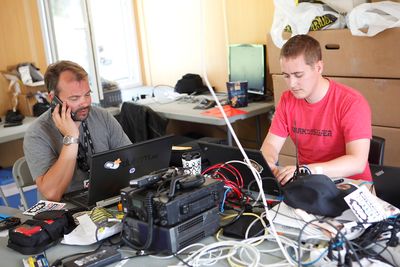 Marius Weetman og Daniel Husand har kanskje den kuleste sommerjobben en IT-ingeniør kan ha.