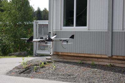 Studentene i "Local Hawk"-prosjektet fikk i oppgave å utvikle et ubemannet autonomt fly som skal kunne identifisere og filme biler underveis i et bilcrossløp. Denne farkosten kan lette vertikalt og legge ut på sin ferd mot målet i opptil 100 kilometer i timen.
